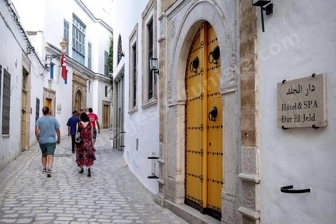 Entrée du nouvel Hotel & Spa Dar El Djeld dans la rue du même nom dans medina de Tunis 