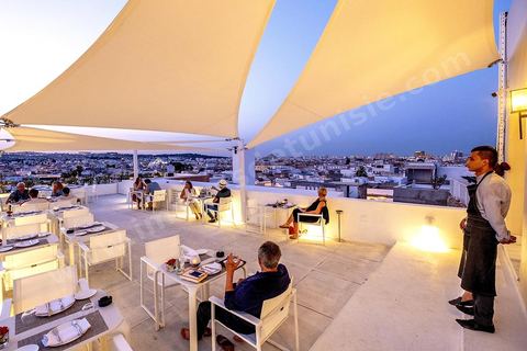Le resaturant rooftop de l'hotel & spa Dar El Djeld, ouvert cet hiver, est le nouveau lieu chic et branché à fréquenté. Diner gastronomique sur les toi de la medina de Tunis.