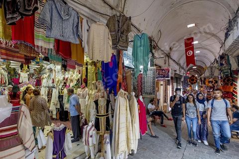 Souks et rues animées au coeur de la medina de Tunis