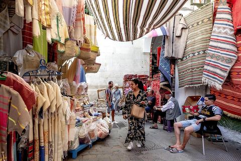 Souks et rues animées au coeur de la medina de Tunis