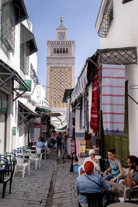 Souks et rues animées au coeur de la medina de Tunis