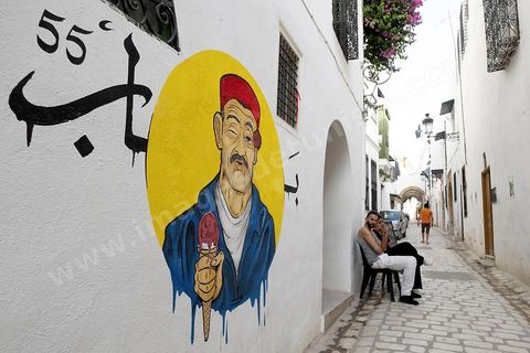 De petits cafés chics et moderne voient le jour ici dans la rue Sidi Ben Arous au coeur de la medina de Tunis qui a fait partie du programme de rénovation de l'ASM et connait depuis une dynamique importante, concept store, cafés, hotels de charme, ...