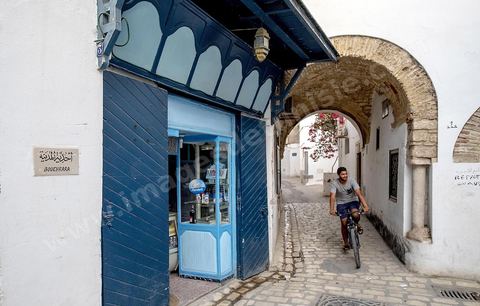 la rue Sidi Ben Arous au coeur de la medina de Tunis a fait partie du programme de rénovation de l'ASM et connait depuis une dynamique importante, concept store, cafés, hotels de charme, ...