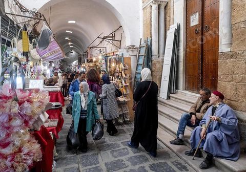 Souk el Attarine et porte d'entrée de la Grande mosquée de Tunis au coeur de la medina