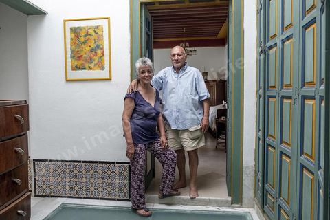 Hatem Ben Milled et son épouse Nozhra Sekik dasn leur maison du quartier populaire Halfaouine de la medina de Tunis