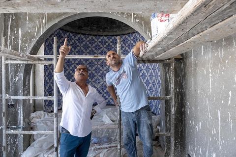 Zoubeir Mouhli, architecte à l'Association de Sauvegarde de la medina de Tunis, sur l chantier d'une nouvelle maison d'hote dans la medina de Tunis.
