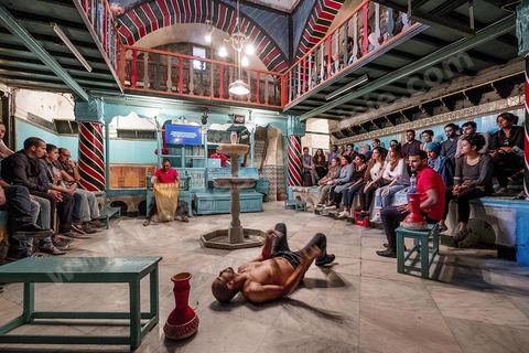04 ocotbre 2017 : Dream City dans la medina de Tunis. Spectacle de danse de Rochdi Belgasmi dans un hamma traditionnel. "Arous Oueslat" : de la sexualité à la danse, il n’y a presque qu’un pas. Et de la danse à la débauche, il n’y a que deux pas. Ou trois. Dans la distance de l’une à l’autre, le travail de Rochdi Belgasmi ne cesse de revisiter les zones d’ombre de leur mémoire commune. C’est à partir de Selim, fils d’une prostituée de la fin du XVIIIème siècle que Rochdi Belgasmi explore ici le corps viril d’une sexualité refoulée. Le personnage de Selim intervient sur scène, dans ce hammam, pour témoigner mais aussi pour manipuler. Ce sont les lois, ses lois, de l’hospitalité. Entre l’attrait de l’un et le rejet de l’autre, le spectacle nous tend un miroir invisible sur la socialité du corps prostitué et sa fantasmatique masculine dans la société arabo-musulmane, mais aussi sur le corps de la ville et ses imaginaires, ses zones érogènes et ses rapports épidermiques.