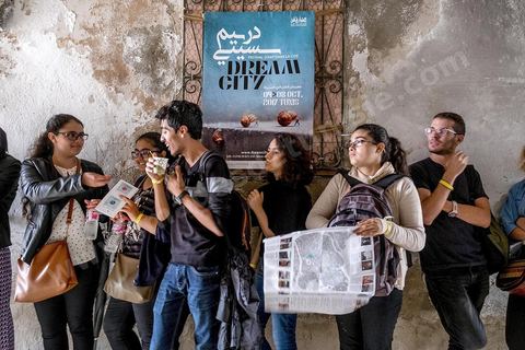 04 octobre 2017 : Dream City dans la medina de Tunis. Malgré la pluie, le premier jour de cette nouvelle édition voit une affluence importane, ici les jeunes patientes pour entrer dasn une exposition.