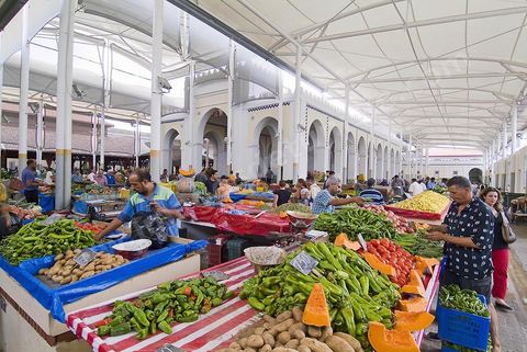 Le marché central de Tunis, marché aux légumes, poissons, fromages, boucheries et épiceries fines