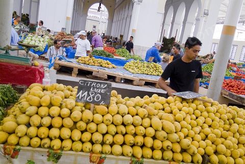 Le marché central de Tunis, marché aux légumes, poissons, fromages, boucheries et épiceries fines