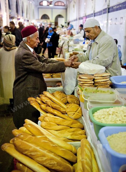 Le marché central de Tunis, marché aux légumes, poissons, fromages, boucheries et épiceries fines