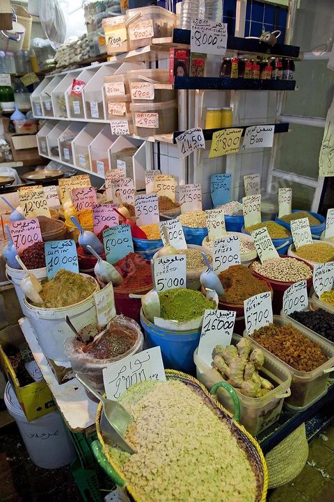 Le marché central de Tunis, marché aux légumes, poissons, fromages, boucheries et épiceries fines