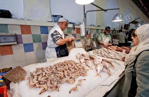 Le marché central de Tunis, marché aux légumes, poissons, fromages, boucheries et épiceries fines