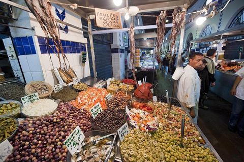 Le marché central de Tunis, marché aux légumes, poissons, fromages, boucheries et épiceries fines