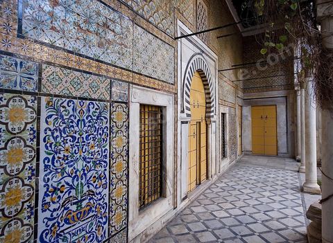 Patio à jardin du Dar Othman palais de la medina de Tunis - porte jaune ancienne et mur de céramiques