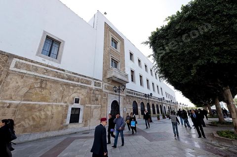 Place du Gouvernement et Palais du Premier Ministère, en haut de la medina de Tunis