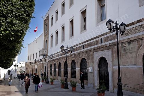 Place du Gouvernement et Palais du Premier Ministère, en haut de la medina de Tunis