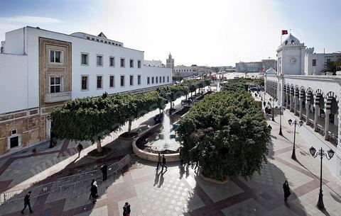 Place du Gouvernement et Palais du Premier Ministère, en haut de la medina de Tunis