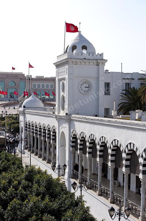 Palais du Ministère des Finances sur la Place du Gouvernement en haut de la medina de Tunis, au fond place de la Kasbah et Mairie de Tunis