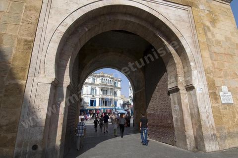 Porte de France et Place de Victoire - entrée nord de la médina de Tunis