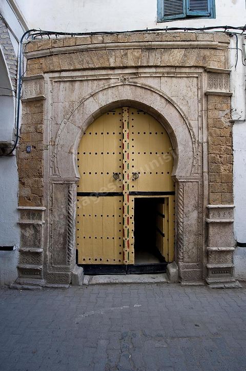 Porte traditionnelle de la medina de Tunis