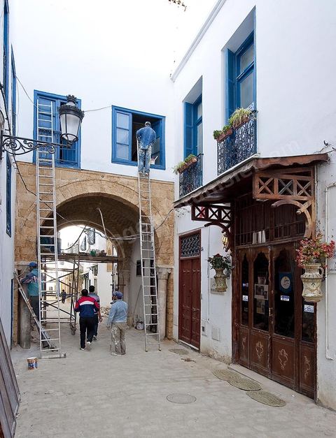 Chantier de restauration de la medina de Tunis, mise en valeur d'un circuit touristique de la medina de Tunis, harmonisation et restauration des façades, pavement des rues, valorisation du patrimoine, enfouissement des câbles électriques, éclairage des rues sur un parcours allant de la Kasbah à la place du Tribunal