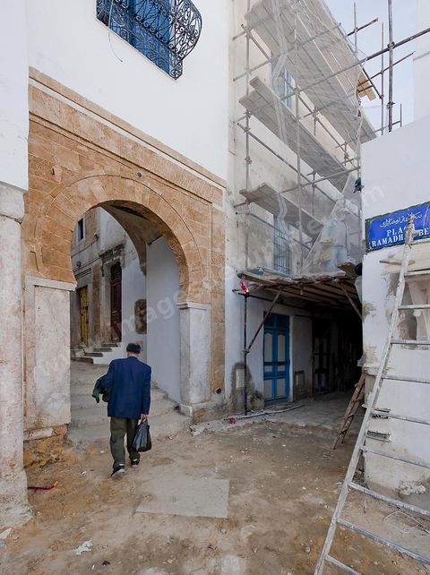 Chantier de restauration de la medina de Tunis, mise en valeur d'un circuit touristique de la medina de Tunis, harmonisation et restauration des façades, pavement des rues, valorisation du patrimoine, enfouissement des câbles électriques, éclairage des rues sur un parcours allant de la Kasbah à la place du Tribunal