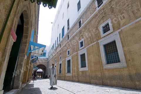 Souk el Bey, entrée du souk des chécias, medina de Tunis