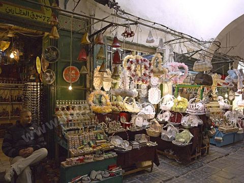 Boutiques de produits artisanat touristique et tapis dans le souk el Trouk de la medina de Tunis