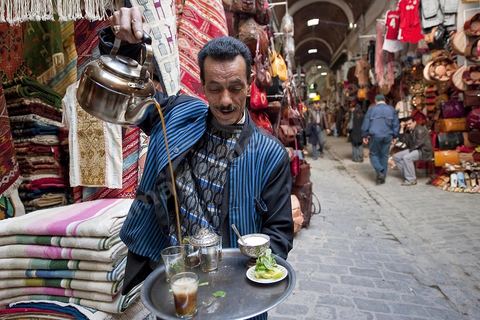 Vendeur ambulant de thé dans les souks d ela medina de Tunis