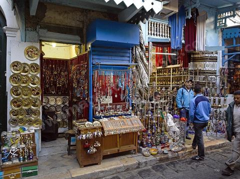 Boutique d'artisanat rue Jamâa Ez Zitouna dasn la medina de Tunis