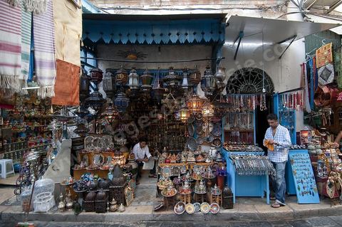 Boutique d'artisanat rue Jamâa Ez Zitouna dasn la medina de Tunis