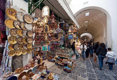 Le souk des Babouches ou Souk El Blaghjia avec les boutiques et ateliers de confection de Babouches traditionnelles dans la medina de Tunis