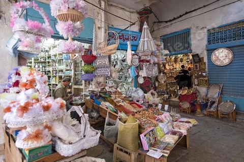 Le souk des Babouches ou Souk El Blaghjia avec les boutiques et ateliers de confection de Babouches traditionnelles dans la medina de Tunis