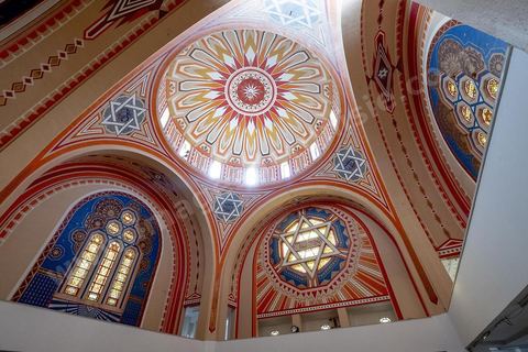 27 novembre 2018 : Les pélérins se rendent à la grande synagogue de Tunis pour des prières dans le cadre du pélerinage. Près de 300 pélerins juifs venus principalement de France pour assister au traditionnel pèlerinage sur la tombe de Rebbi Hai Taieb Lo Met. A l’occasion de ce pèlerinage, de nombreux Tunisiens de confession juive se rendent sur la tombe du rabbin ainsi que dans d’autres sanctuaires et lieux de culte juifs comme la Grande Synagogue de Tunis ou celle de la Goulette.