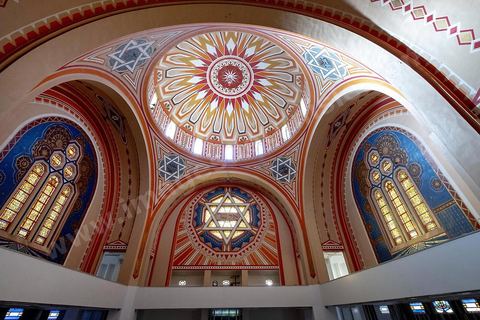 27 novembre 2018 : Les pélérins se rendent à la grande synagogue de Tunis pour des prières dans le cadre du pélerinage. Près de 300 pélerins juifs venus principalement de France pour assister au traditionnel pèlerinage sur la tombe de Rebbi Hai Taieb Lo Met. A l’occasion de ce pèlerinage, de nombreux Tunisiens de confession juive se rendent sur la tombe du rabbin ainsi que dans d’autres sanctuaires et lieux de culte juifs comme la Grande Synagogue de Tunis ou celle de la Goulette.