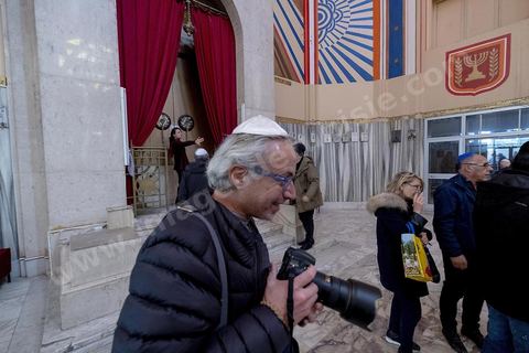 27 novembre 2018 : Les pélérins se rendent à la grande synagogue de Tunis pour des prières dans le cadre du pélerinage. Près de 300 pélerins juifs venus principalement de France pour assister au traditionnel pèlerinage sur la tombe de Rebbi Hai Taieb Lo Met. A l’occasion de ce pèlerinage, de nombreux Tunisiens de confession juive se rendent sur la tombe du rabbin ainsi que dans d’autres sanctuaires et lieux de culte juifs comme la Grande Synagogue de Tunis ou celle de la Goulette.