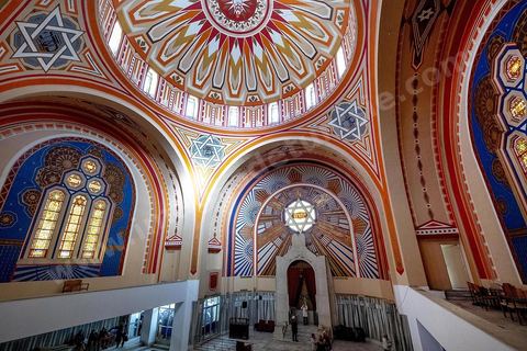 27 novembre 2018 : Les pélérins se rendent à la grande synagogue de Tunis pour des prières dans le cadre du pélerinage. Près de 300 pélerins juifs venus principalement de France pour assister au traditionnel pèlerinage sur la tombe de Rebbi Hai Taieb Lo Met. A l’occasion de ce pèlerinage, de nombreux Tunisiens de confession juive se rendent sur la tombe du rabbin ainsi que dans d’autres sanctuaires et lieux de culte juifs comme la Grande Synagogue de Tunis ou celle de la Goulette.
