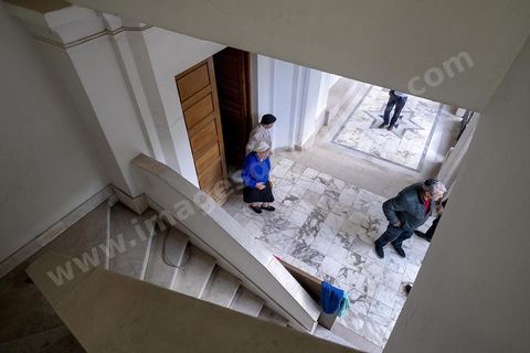 27 novembre 2018 : Les pélérins se rendent à la grande synagogue de Tunis pour des prières dans le cadre du pélerinage. Près de 300 pélerins juifs venus principalement de France pour assister au traditionnel pèlerinage sur la tombe de Rebbi Hai Taieb Lo Met. A l’occasion de ce pèlerinage, de nombreux Tunisiens de confession juive se rendent sur la tombe du rabbin ainsi que dans d’autres sanctuaires et lieux de culte juifs comme la Grande Synagogue de Tunis ou celle de la Goulette.