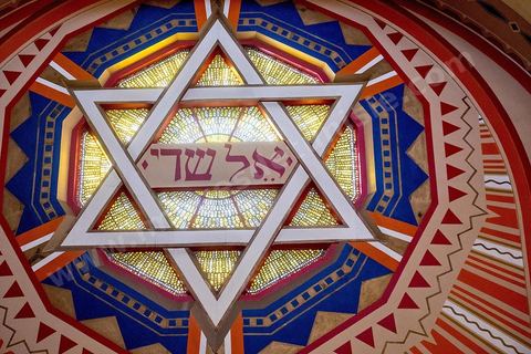 27 novembre 2018 : Les pélérins se rendent à la grande synagogue de Tunis pour des prières dans le cadre du pélerinage. Près de 300 pélerins juifs venus principalement de France pour assister au traditionnel pèlerinage sur la tombe de Rebbi Hai Taieb Lo Met. A l’occasion de ce pèlerinage, de nombreux Tunisiens de confession juive se rendent sur la tombe du rabbin ainsi que dans d’autres sanctuaires et lieux de culte juifs comme la Grande Synagogue de Tunis ou celle de la Goulette.