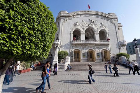 Théâtre municipal de la Tunis sur l'avenue Habib Bourguiba, fut construit dans le style Art nouveau, il est inauguré le 20 novembre 1902. L'édifice, appelé familièrement « bonbonnière » au vu de sa forme, est conçu par l'architecte Jean-Émile Resplandy, auteur de nombreux autres bâtiments de Tunis et architecte de la famille beylicale. La construction est financée par la municipalité de Tunis.La première version du théâtre, dont la capacité d'accueil ne dépasse pas 856 places, est démolie en 1909. Le théâtre est transformé et agrandi pour accueillir 1 350 sièges sur quatre niveaux (orchestre, balcon, mezzanine et galerie)