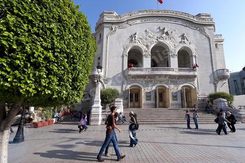 Théâtre municipal de la Tunis sur l'avenue Habib Bourguiba, fut construit dans le style Art nouveau, il est inauguré le 20 novembre 1902. L'édifice, appelé familièrement « bonbonnière » au vu de sa forme, est conçu par l'architecte Jean-Émile Resplandy, auteur de nombreux autres bâtiments de Tunis et architecte de la famille beylicale. La construction est financée par la municipalité de Tunis.La première version du théâtre, dont la capacité d'accueil ne dépasse pas 856 places, est démolie en 1909. Le théâtre est transformé et agrandi pour accueillir 1 350 sièges sur quatre niveaux (orchestre, balcon, mezzanine et galerie)