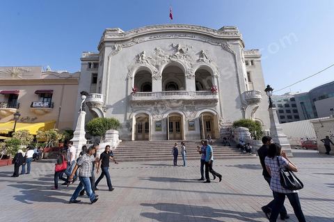 Théâtre municipal de la Tunis sur l'avenue Habib Bourguiba, fut construit dans le style Art nouveau, il est inauguré le 20 novembre 1902. L'édifice, appelé familièrement « bonbonnière » au vu de sa forme, est conçu par l'architecte Jean-Émile Resplandy, auteur de nombreux autres bâtiments de Tunis et architecte de la famille beylicale. La construction est financée par la municipalité de Tunis.La première version du théâtre, dont la capacité d'accueil ne dépasse pas 856 places, est démolie en 1909. Le théâtre est transformé et agrandi pour accueillir 1 350 sièges sur quatre niveaux (orchestre, balcon, mezzanine et galerie)