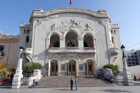 Théâtre municipal de la Tunis sur l'avenue Habib Bourguiba, fut construit dans le style Art nouveau, il est inauguré le 20 novembre 1902. L'édifice, appelé familièrement « bonbonnière » au vu de sa forme, est conçu par l'architecte Jean-Émile Resplandy, auteur de nombreux autres bâtiments de Tunis et architecte de la famille beylicale. La construction est financée par la municipalité de Tunis.La première version du théâtre, dont la capacité d'accueil ne dépasse pas 856 places, est démolie en 1909. Le théâtre est transformé et agrandi pour accueillir 1 350 sièges sur quatre niveaux (orchestre, balcon, mezzanine et galerie)