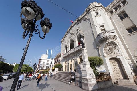 Théâtre municipal de la Tunis sur l'avenue Habib Bourguiba, fut construit dans le style Art nouveau, il est inauguré le 20 novembre 1902. L'édifice, appelé familièrement « bonbonnière » au vu de sa forme, est conçu par l'architecte Jean-Émile Resplandy, auteur de nombreux autres bâtiments de Tunis et architecte de la famille beylicale. La construction est financée par la municipalité de Tunis.La première version du théâtre, dont la capacité d'accueil ne dépasse pas 856 places, est démolie en 1909. Le théâtre est transformé et agrandi pour accueillir 1 350 sièges sur quatre niveaux (orchestre, balcon, mezzanine et galerie)