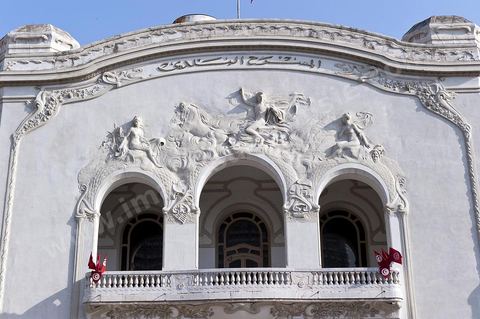 Théâtre municipal de la Tunis sur l'avenue Habib Bourguiba, fut construit dans le style Art nouveau, il est inauguré le 20 novembre 1902. L'édifice, appelé familièrement « bonbonnière » au vu de sa forme, est conçu par l'architecte Jean-Émile Resplandy, auteur de nombreux autres bâtiments de Tunis et architecte de la famille beylicale. La construction est financée par la municipalité de Tunis.La première version du théâtre, dont la capacité d'accueil ne dépasse pas 856 places, est démolie en 1909. Le théâtre est transformé et agrandi pour accueillir 1 350 sièges sur quatre niveaux (orchestre, balcon, mezzanine et galerie)