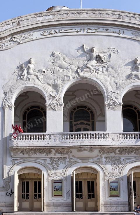 Théâtre municipal de la Tunis sur l'avenue Habib Bourguiba, fut construit dans le style Art nouveau, il est inauguré le 20 novembre 1902. L'édifice, appelé familièrement « bonbonnière » au vu de sa forme, est conçu par l'architecte Jean-Émile Resplandy, auteur de nombreux autres bâtiments de Tunis et architecte de la famille beylicale. La construction est financée par la municipalité de Tunis.La première version du théâtre, dont la capacité d'accueil ne dépasse pas 856 places, est démolie en 1909. Le théâtre est transformé et agrandi pour accueillir 1 350 sièges sur quatre niveaux (orchestre, balcon, mezzanine et galerie)