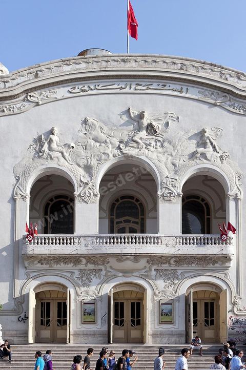 Théâtre municipal de la Tunis sur l'avenue Habib Bourguiba, fut construit dans le style Art nouveau, il est inauguré le 20 novembre 1902. L'édifice, appelé familièrement « bonbonnière » au vu de sa forme, est conçu par l'architecte Jean-Émile Resplandy, auteur de nombreux autres bâtiments de Tunis et architecte de la famille beylicale. La construction est financée par la municipalité de Tunis.La première version du théâtre, dont la capacité d'accueil ne dépasse pas 856 places, est démolie en 1909. Le théâtre est transformé et agrandi pour accueillir 1 350 sièges sur quatre niveaux (orchestre, balcon, mezzanine et galerie)