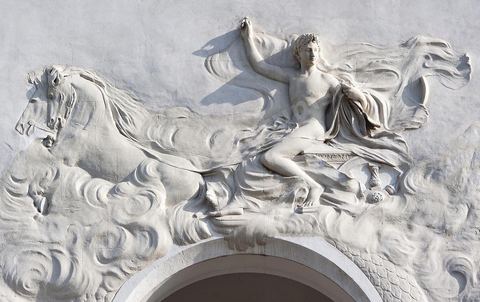 Théâtre municipal de la Tunis sur l'avenue Habib Bourguiba, fut construit dans le style Art nouveau, il est inauguré le 20 novembre 1902. L'édifice, appelé familièrement « bonbonnière » au vu de sa forme, est conçu par l'architecte Jean-Émile Resplandy, auteur de nombreux autres bâtiments de Tunis et architecte de la famille beylicale. La construction est financée par la municipalité de Tunis.La première version du théâtre, dont la capacité d'accueil ne dépasse pas 856 places, est démolie en 1909. Le théâtre est transformé et agrandi pour accueillir 1 350 sièges sur quatre niveaux (orchestre, balcon, mezzanine et galerie)