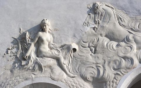 Théâtre municipal de la Tunis sur l'avenue Habib Bourguiba, fut construit dans le style Art nouveau, il est inauguré le 20 novembre 1902. L'édifice, appelé familièrement « bonbonnière » au vu de sa forme, est conçu par l'architecte Jean-Émile Resplandy, auteur de nombreux autres bâtiments de Tunis et architecte de la famille beylicale. La construction est financée par la municipalité de Tunis.La première version du théâtre, dont la capacité d'accueil ne dépasse pas 856 places, est démolie en 1909. Le théâtre est transformé et agrandi pour accueillir 1 350 sièges sur quatre niveaux (orchestre, balcon, mezzanine et galerie)